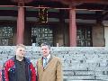 egy budhista templom eltt Albert Jnossal (nagykvet Japnban)